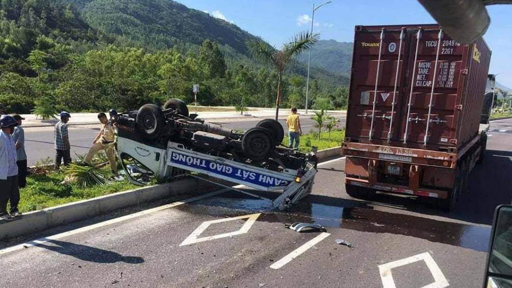 Va chạm khiến xe chuyên dụng của CSGT Quy Nhơn lật ngửa lên vỉa hè. Va chạm khiến xe chuyên dụng của CSGT Quy Nhơn lật ngửa lên vỉa hè.