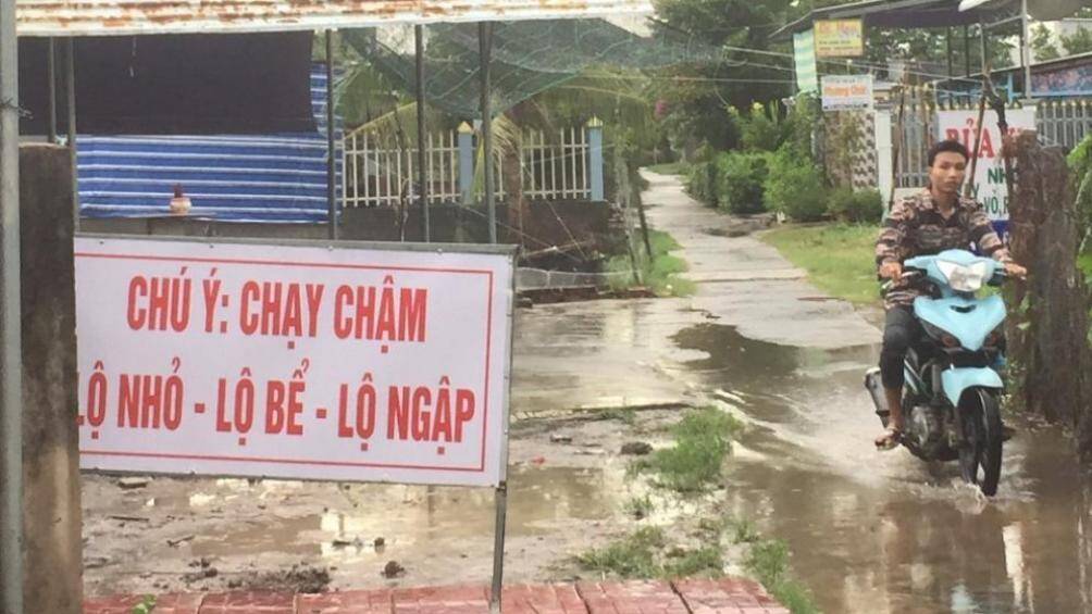 Lắp đặt biển cảnh báo với nội dung: “Chạy chậm, lộ nhỏ, lộ bể, lộ ngập”. Lắp đặt biển cảnh báo với nội dung: “Chạy chậm, lộ nhỏ, lộ bể, lộ ngập”.