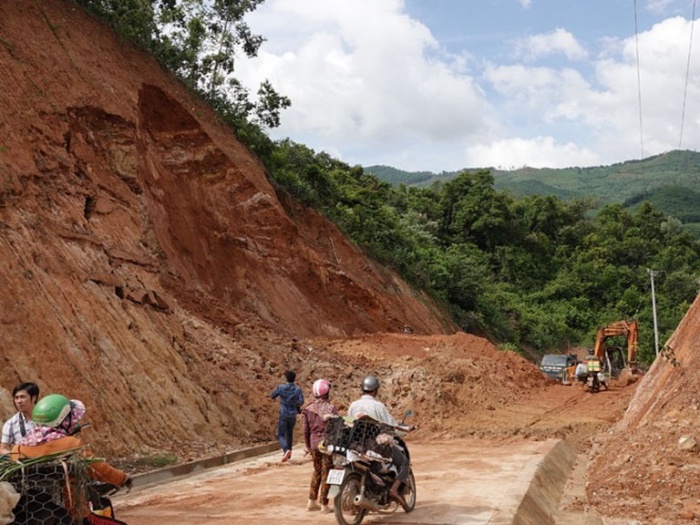 Cơn bão số 9 cũng khiến hàng loạt tuyến đường ách tắc do sạt lở taluy âm Cơn bão số 9 cũng khiến hàng loạt tuyến đường ách tắc do sạt lở taluy âm