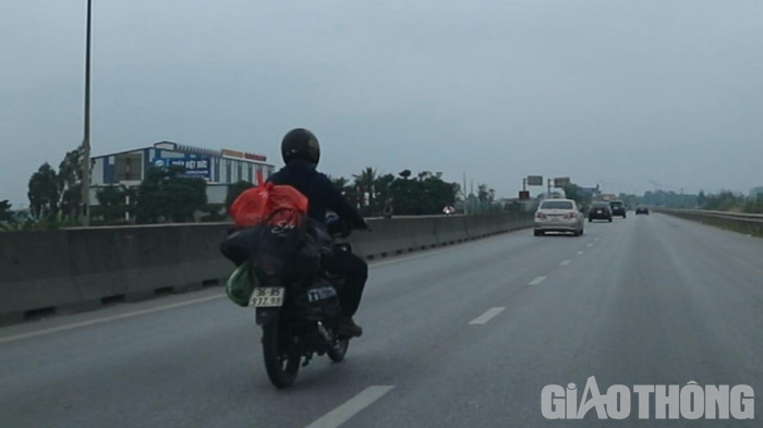 Đi xe khách về quê ăn Tết rồi hết kỳ nghỉ lại đi xe ra. Đi xe khách về quê ăn Tết rồi hết kỳ nghỉ lại đi xe ra.