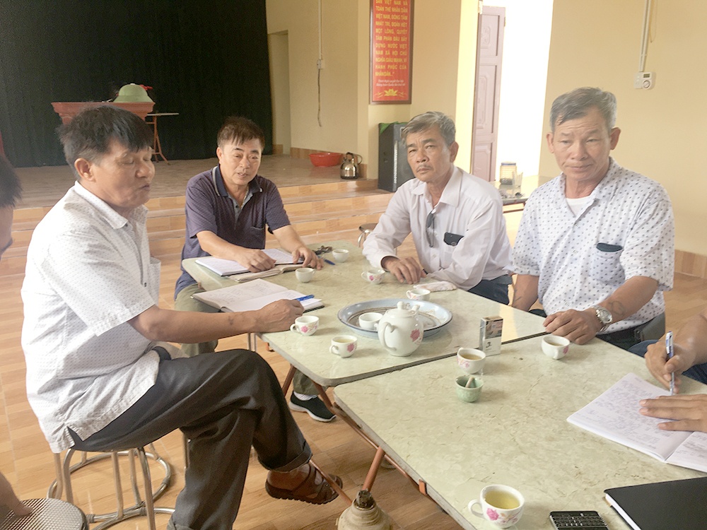 Tổ chức thu lệ phí ô tô qua đường làng gây bức xúc cho người dân. Tổ chức thu lệ phí ô tô qua đường làng gây bức xúc cho người dân.