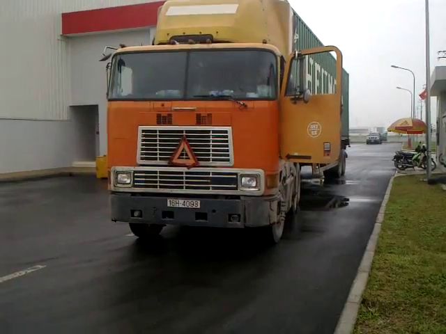 Công ty Vận Tải Hà Nội cho thuê xe Container Kéo Công ( Đầu Kéo ! ) - Dịch vụ cho thuê xe Container Kéo công 20 feet , công 40 feet. Kéo công văn phòng trong nội thành Hà Nội . - Chuyên giao nhận vận tải, vận chuyển hàng hoá từ thành phố Hà nội đi các tỉnh thành trong cả nước: Miền Bắc, Miền Trung, Miền Đông, Miền Tây, Cao Nguyên, Nội thành TP Hồ Chí Minh và ngược lại.v.v.