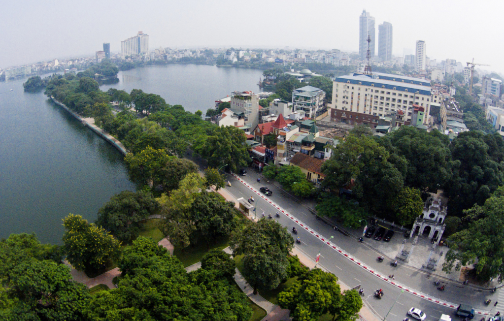 Mức thấp nhất ở vị trí này là 21 – 22 triệu đồng/m2 ở những khu vực đầu đường đến cuối đường An Dương Vương, khu vực ngoài đê, đoạn đầu đường đến cuối đường Phú Xá và đoạn đầu đường đến cuối đường Phúc Hoa.