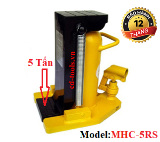 Kích móc thủy lực (con đội móc) là một loại thiết bị nâng hàng nguyên lý làm việc tương tự như các loại kích thủy lực khác, tuy nhiên điểm đặc biệt của con đội móc được thiết kế có khả năng móc sát xuống gầm máy móc thiết bị để nâng hàng hóa mức thấp nhất để có thể nâng là khoảng hơn 20mm , việc này rất có lợi cho nhiều loại máy móc có khung gầm được thiết kế sát mặt đất. Sau khi sử dụng kích móc để nâng máy móc hoặc hàng hóa lên một chiều cao phù hợp, rùa chuyển máy sẽ được ghé vào và kích móc được hạ để hàng hóa máy móc thiết bị sẽ gối lên mâm xoay của rùa, sau khi các vị trí đã được ghép người ta bắt đầu di chuyển hệ thống từ từ tới điểm đã định bằng cách sử dụng xe nâng để kéo hoặc đẩy thủ công (nếu nhẹ).